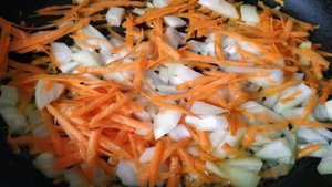 Тушёная капуста с мясом и рисом