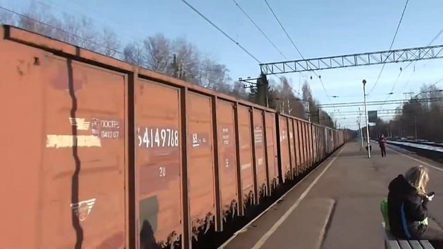 Грузовой поезд проезжает станцию Грузино смотреть онлайн