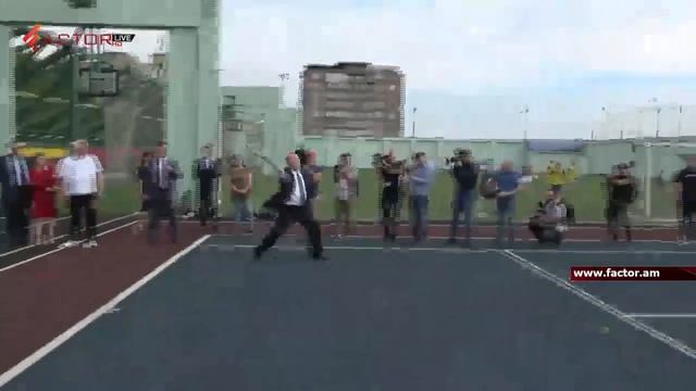 Նախագահ Արմեն Սարգսյանը մեծ թենիս է խաղում смотреть онлайн