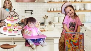 Малышка Диана делает сладости для своей куклы Евы из пластилина.