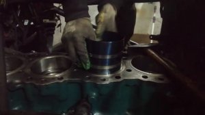 запихиваем поршня в гильзы