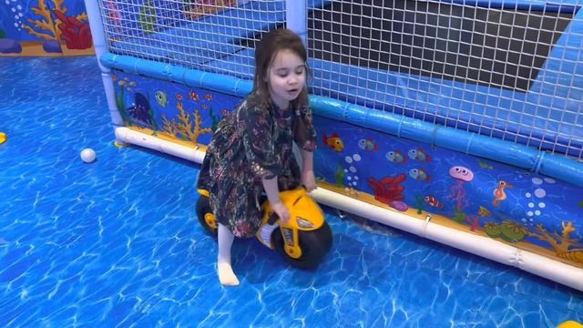 Маша и Варя веселятся в игровой комнате смотреть онлайн