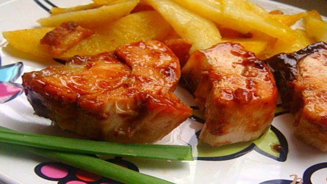 Курица, запеченная в винной глазури с гранатом