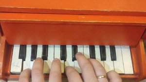 Красивая мелодия на детском пианино