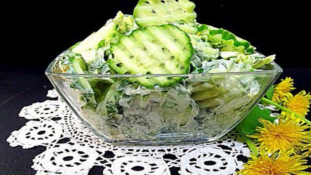 Салат из огурца, зелени и яйца