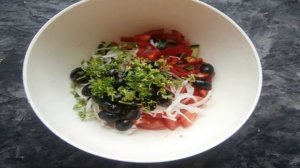 Овощной салат с творогом и маслинами