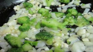 Курица в сметанном соусе с брокколи