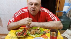 Мукбанг. Хек жареный, салат летний с бальзамиком и вишневый сок. Беннингтонский треугольник.