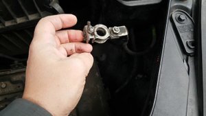 замена стандартного крепежа аккумулятора и его клемм на hyundai IX55 veracruz