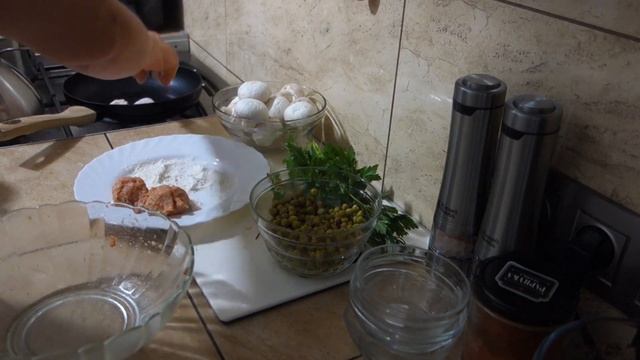 Klopsiki z pieczarkami i groszkiem. Pyszne mielone klopsy w sosie pieczarkowym смотреть онлайн