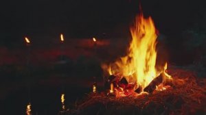 Расслабляющий ночной отдых у костра на берегу реки в формате 4K - 100% Аутентичные звуки