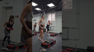 силовая тренировка с гантелями и собственным весом на выносливость, силу, рельеф