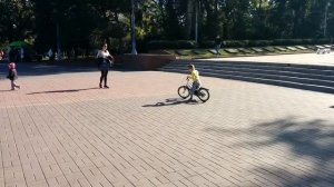 Макс научился ездить на велосипеде(2)