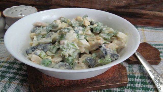 Салат из курицы и оливок