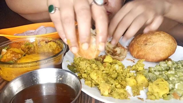 Eating Dul Aaloo with Khasta (Kachori) and Fry Aloo Taroi Ka Bharta Meethi Chutney смотреть онлайн