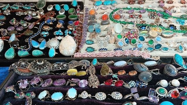Распродажа серег с камнем по низким ценам.