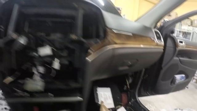 Защита от угона Гранд Чероки   Пример разбора салона для скрытной установки смотреть онлайн