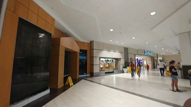 США. Мол. Езда на зверушках. Ноги под попу, и не важно, что она мешает окружающим. смотреть онлайн