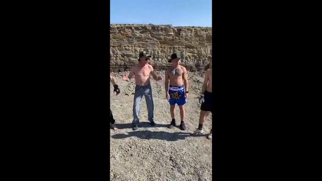 БЕЗУМНЫЙ ПАША МЕДИТИРУЕТ / БОЙ ЖЕКИ И САЗАНКОВА смотреть онлайн