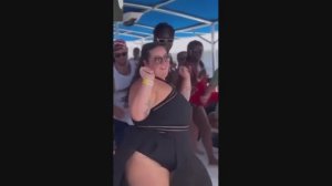 Ну что тебя так тянет танцевать_ Мне не понять!😂