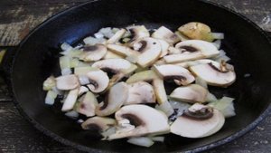 Пшенная каша под соусом из грибов и куриной печенью
