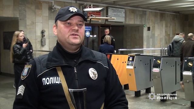 На станції столичної підземки поліцейський врятував життя пасажиру, у якого стався серцевий напад смотреть онлайн