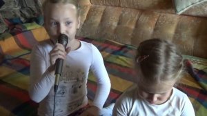 Поют дети песню про Аленушку.