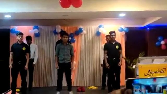 comedy slow motion group dance 🕺@Papaya tree hotel 🏨...#VK MUSIC... смотреть онлайн