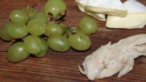 Салат с виноградом, куриной грудкой и сыром Бри