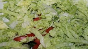 Салат из пекинской капусты с фетой и оливками