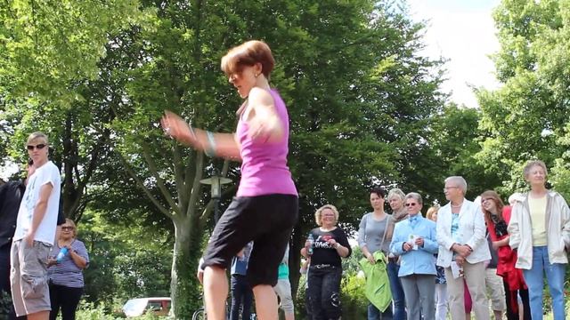 If you wanna dance - Rocio Bodegas - Flora Wesfalica 22.07.2012.MOV смотреть онлайн