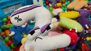 изучаем и повторяем цифру 2 алфавит лор для детей, мягкая игрушка цифра для детей, alphabet lore