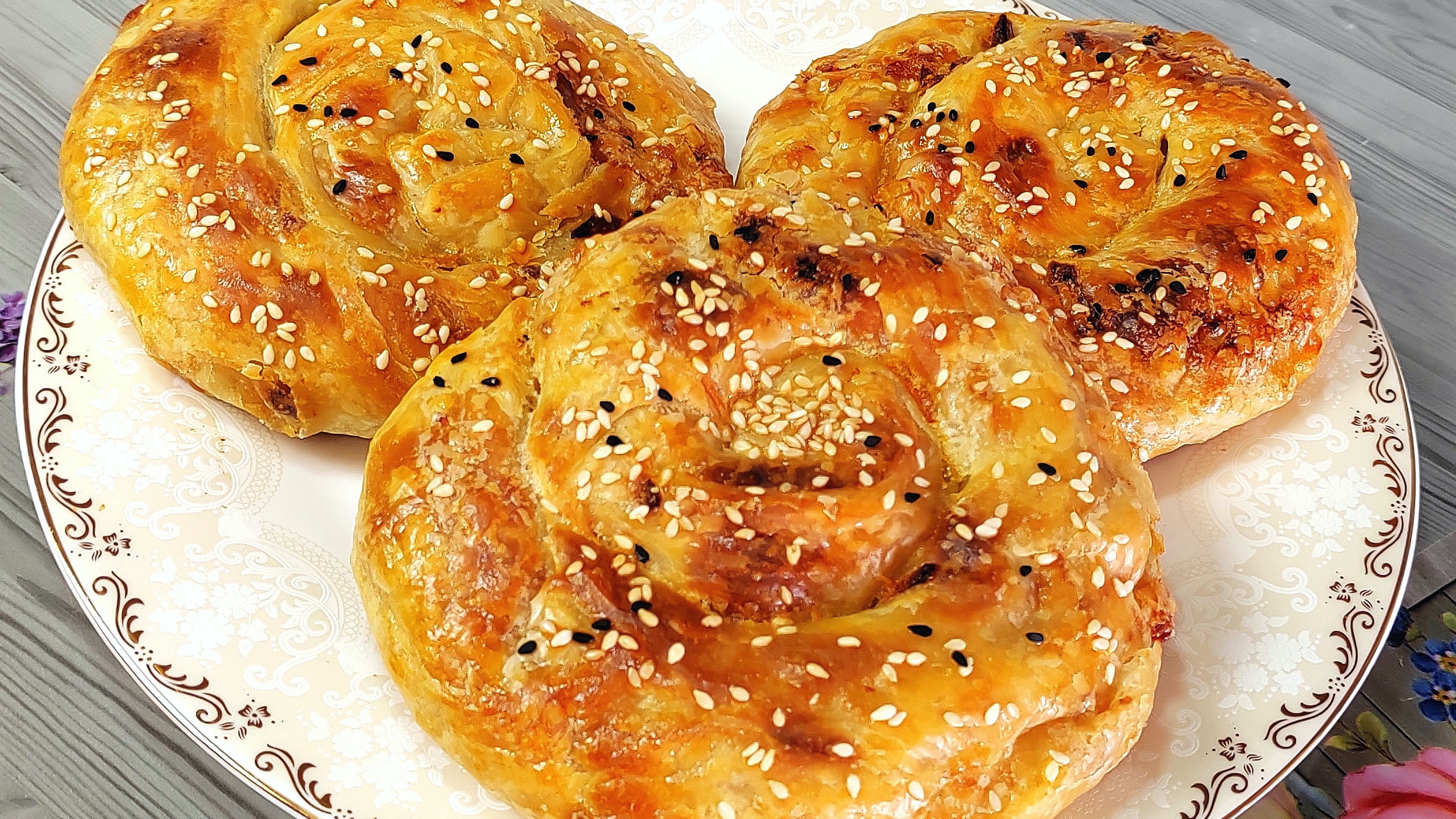 СЛОЕНЫЙ И ХРУСТЯЩИЙ ПИРОГ С КУРИЦЕЙ.