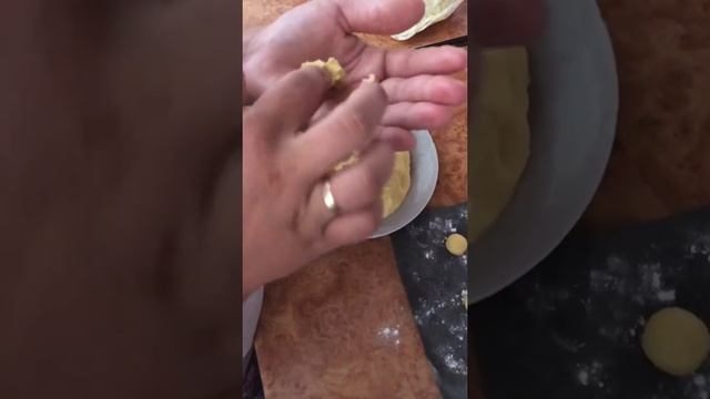 Печиво горішки зі згущенкою. Дуже смачні, тануть в роті )