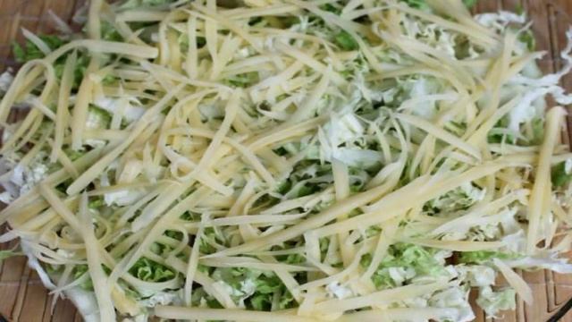 Салат из пекинской капусты с маринованными грибами и сыром