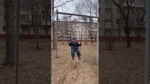 Володя качается  на качеле и поет песню из мультфильма “Тачки»/«Cars». Володе 3,8 года