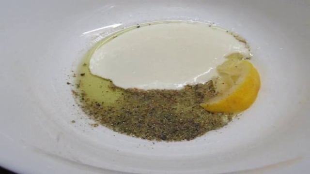 Салат из молодой капусты с рукколой и перцем