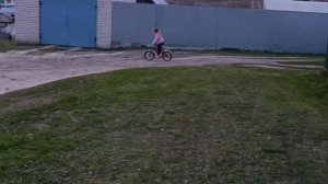 Я катаюсь на велосипеде.