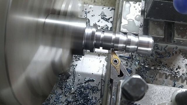 Токарная работа чистовым резцом.