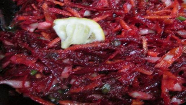 Зеленый борщ со свеклой