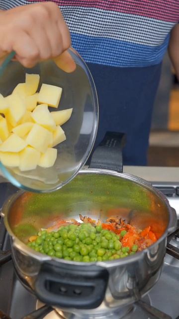 Pavbhaji wale matar pulao 😜😜 #bharatzkitchen #streetfood #shorts #yummy смотреть онлайн