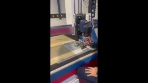 Станок ЧПУ для нанесения уплотнителя из полиуретана на двери  электротехнических шкафов