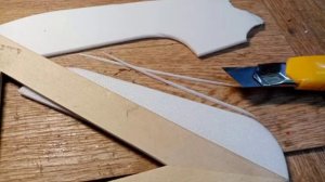 Резак для установки петель в моделях самолетов из потолочки.