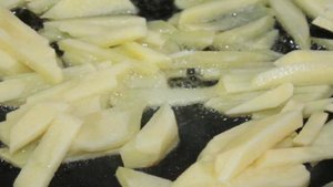 Жаренный картофель с баклажанами и помидорами