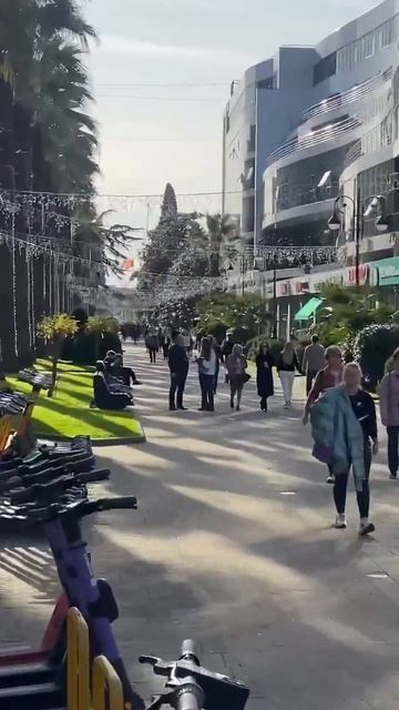 Первый день зимы в #Сочи, на улице +17. Температура воды тоже +17 смотреть онлайн