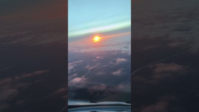 Как восходит солнце, вид с самолёта😍