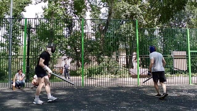 Школа фехтования катаной. Кендзюцу. Спарринг на длинных мечах на спорт площадке