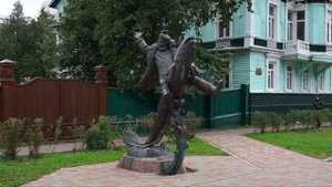 10. Пр. Чумбарова-Лучинского у д. 20. Памятники С.Г. Писахову и Сене Малине