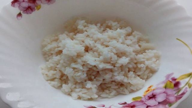 Салат с консервированным тунцом, рисом и горошком