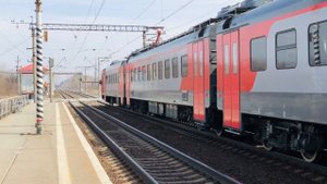 Прибытие и отправление электропоезда ЭП2Д-0195, о. п. «Ипподром» (ЗСЖД), г. Новосибирск.